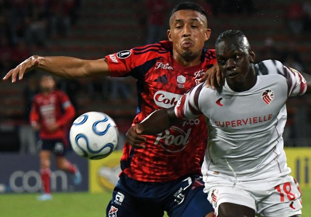 Independiente Medellin's defender #33 Daniel Londono and Estudiantes' Colombian forward #18 Edwuin Cetre fight for the ball during the Copa Libertadores group stage football match between Colombia's Independiente Medellin and Argentina's Estudiantes de La Plata at the Atanasio Girardot stadium in Medellin, Antioquia department, Colombia, on April 8, 2026. (Photo by Jaime SALDARRIAGA / AFP)