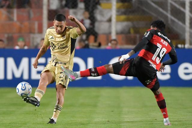 Cusco's defender #24 Marlon Ruidias (L) and Flamengo's Ecuadorean forward #19 Gonzalo Plata fight for the ball during the Copa Libertadores group stage football match between Peru's Cusco FC and Brazil's Flamengo at the Inca Garcilaso de la Vega stadium in Cusco, Peru, on April 8, 2026. (Photo by Diego RAMOS / AFP)