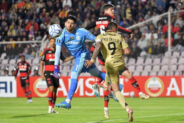 Flamengo's Argentine goalkeeper #01 Agustin Rossi clears the ball away from Cusco's Argentine forward #09 Facundo Callejo during the Copa Libertadores group stage football match between Peru's Cusco FC and Brazil's Flamengo at the Inca Garcilaso de la Vega stadium in Cusco, Peru, on April 8, 2026. (Photo by Diego RAMOS / AFP)