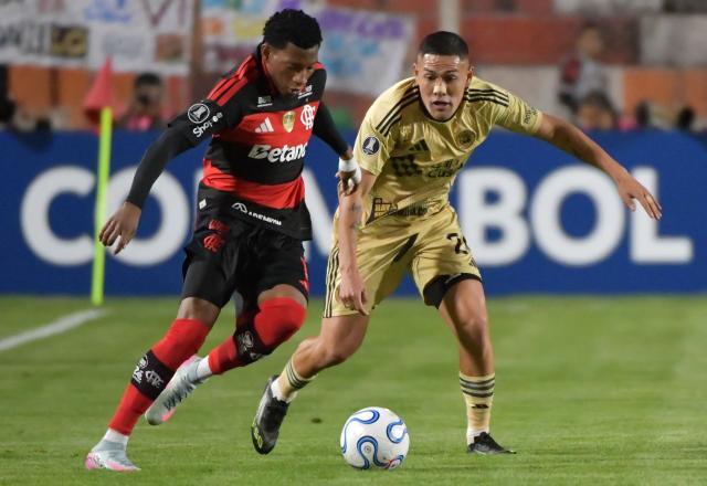 Flamengo's Ecuadorean forward #19 Gonzalo Plata (L) and Cusco's defender #24 Marlon Ruidias fight for the ball during the Copa Libertadores group stage football match between Peru's Cusco FC and Brazil's Flamengo at the Inca Garcilaso de la Vega stadium in Cusco, Peru, on April 8, 2026. (Photo by Diego RAMOS / AFP)