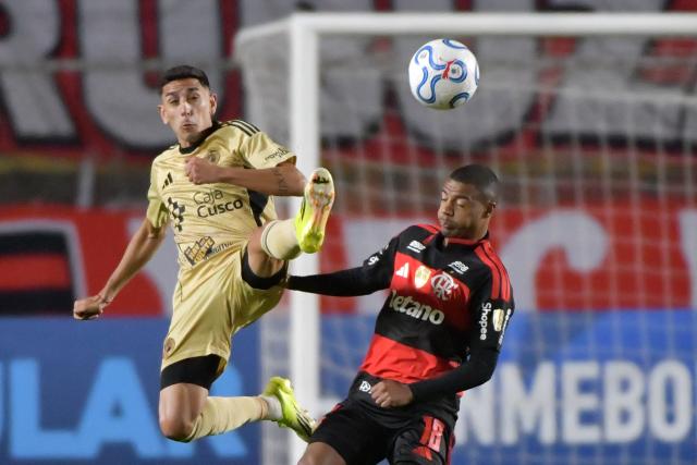 Cusco's Argentine midfielder #22 Lucas Colitto (L) and Flamengo's Uruguayan midfielder #18 Nicolas de La Cruz fight for the ball during the Copa Libertadores group stage football match between Peru's Cusco FC and Brazil's Flamengo at the Inca Garcilaso de la Vega stadium in Cusco, Peru, on April 8, 2026. (Photo by Diego RAMOS / AFP)