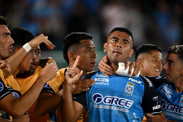 Blooming's Colombian forward #09 Anthony Vasquez (C) celebrates with teammates after scoring the equalising goal during the Copa Sudamericana group stage football match between Bolivia's Blooming and Argentina's River Plate at the Ramon Aguilera Costas stadium in Santa Cruz de la Sierra, Bolivia, on April 8, 2026. (Photo by AIZAR RALDES / AFP)
