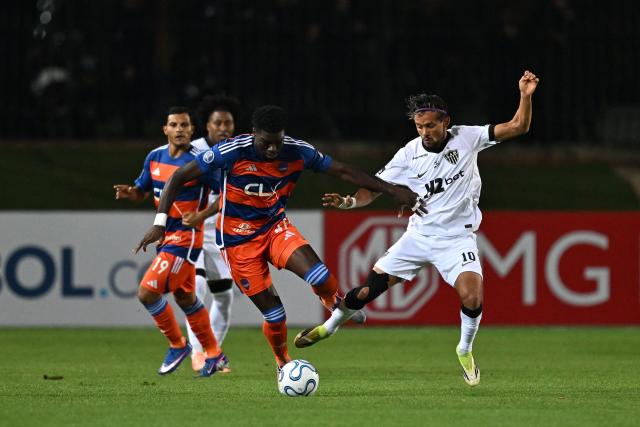 Puerto Cabello's Swiss midfielder #47 Giovani Bamba is fouled by Atletico Mineiro's midfielder #10 Gustavo Scarpa during the Copa Sudamericana group stage football match between Venezuela's Academia Puerto Cabello and Brazil's Atletico Mineiro at the Misael Delgado stadium in Valencia, state of Carabobo, Venezuela, on April 8, 2026. (Photo by Juan BARRETO / AFP)