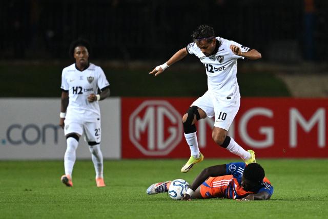 Puerto Cabello's Swiss midfielder #47 Giovani Bamba is fouled by Atletico Mineiro's midfielder #10 Gustavo Scarpa during the Copa Sudamericana group stage football match between Venezuela's Academia Puerto Cabello and Brazil's Atletico Mineiro at the Misael Delgado stadium in Valencia, state of Carabobo, Venezuela, on April 8, 2026. (Photo by Juan BARRETO / AFP)
