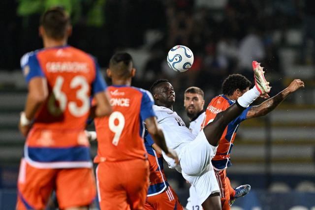 Atletico Mineiro's Guinean midfielder #39 Mamady Cisse and Puerto Cabello's defender #29 Jefre Vargas fight for the ball during the Copa Sudamericana group stage football match between Venezuela's Academia Puerto Cabello and Brazil's Atletico Mineiro at the Misael Delgado stadium in Valencia, state of Carabobo, Venezuela, on April 8, 2026. (Photo by Juan BARRETO / AFP)