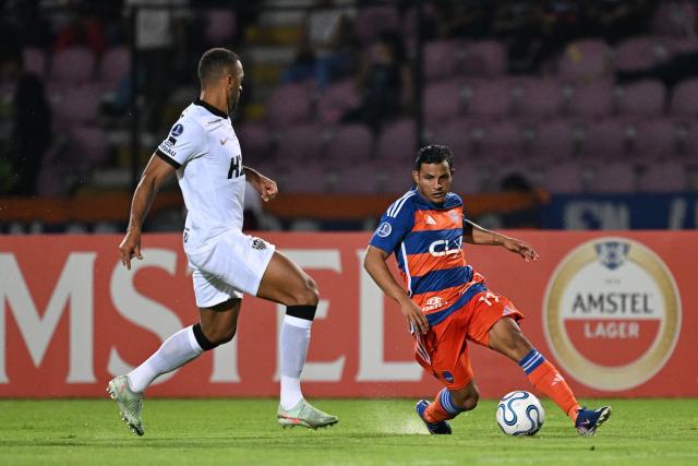 Atletico Mineiro's midfielder #19 Reinier and Puerto Cabello's forward #11 Edwuin Pernia fight for the ball during the Copa Sudamericana group stage football match between Venezuela's Academia Puerto Cabello and Brazil's Atletico Mineiro at the Misael Delgado stadium in Valencia, state of Carabobo, Venezuela, on April 8, 2026. (Photo by Juan BARRETO / AFP)