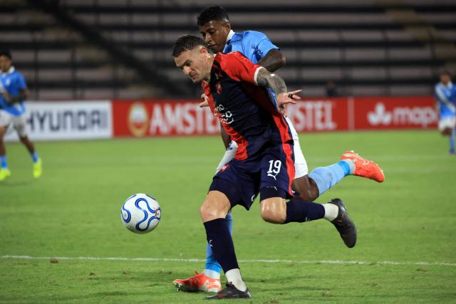 Cerro Porteno's forward Pablo Vegetti and Sporting Cristal's defender #20 Miguel Araujo fight for the ball during the Copa Libertadores group stage football match between Peru's Sporting Cristal and Paraguay's Cerro Porteno at the Nacional stadium in Lima, on April 8, 2026. (Photo by Connie FRANCE / AFP)