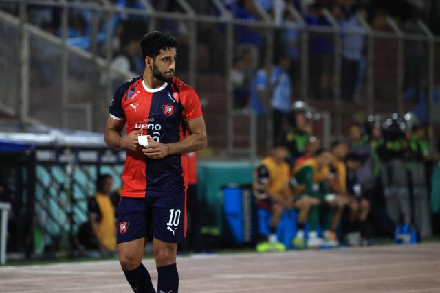 Cerro Porteno's forward #10 Cecilio Dominguez leaves the pitch after being expelled during the Copa Libertadores group stage football match between Peru's Sporting Cristal and Paraguay's Cerro Porteno at the Nacional stadium in Lima, on April 8, 2026. (Photo by Connie FRANCE / AFP)