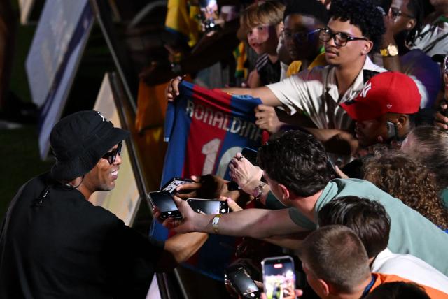 Brazilian former football player Ronaldinho greets fans during the opening ceremony of the Legends Football Tournament Curacao in Willemstad on April 8, 2026. (Photo by Raul ARBOLEDA / AFP)