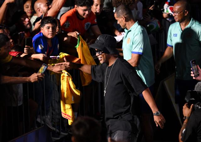 Brazilian former football player Ronaldinho greets fans during the opening ceremony of the Legends Football Tournament Curacao in Willemstad on April 8, 2026. (Photo by Raul ARBOLEDA / AFP)