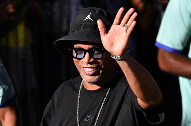 Brazilian former football player Ronaldinho waves to fans during the opening ceremony of the Legends Football Tournament Curacao in Willemstad on April 8, 2026. (Photo by Raul ARBOLEDA / AFP)