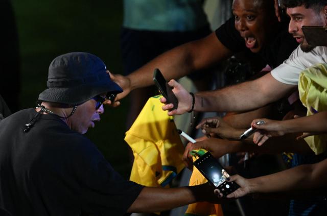 Brazilian former football player Ronaldinho signs autographs during the opening ceremony of the Legends Football Tournament Curacao in Willemstad on April 8, 2026. (Photo by Raul ARBOLEDA / AFP)