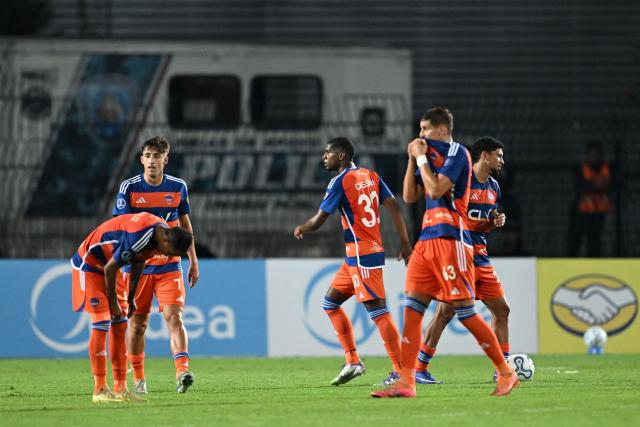 Academia Puerto Cabello's players react after winning the Copa Sudamericana group stage football match between Venezuela's Academia Puerto Cabello and Brazil's Atletico Mineiro at the Misael Delgado stadium in Valencia, state of Carabobo, Venezuela, on April 8, 2026. (Photo by Juan BARRETO / AFP)