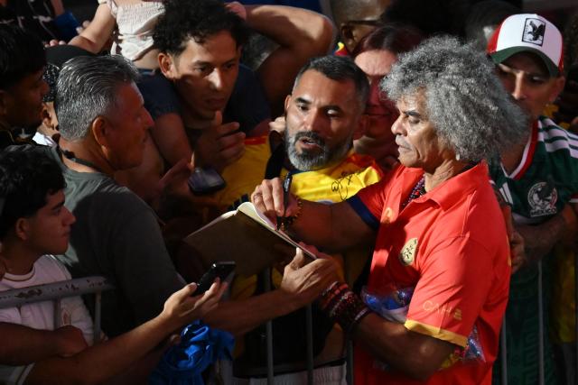 Colombian former football player Carlos Valderrama signs autographs for the fans during the opening ceremony of the Legends Football Tournament Curacao in Willemstad on April 8, 2026. (Photo by Raul ARBOLEDA / AFP)