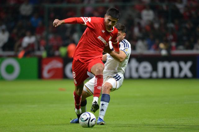 Toluca's Argentine midfielder #08 Nicolas Castro (L) and LA Galaxy's Uruguayan midfielder #08 Lucas Sanabria (R) fight for the ball during the CONCACAF Champions Cup quarterfinal football match between Mexico's Toluca and US' LA Galaxy, at the Nemesio Diez stadium in Toluca, state of Mexico, Mexico on April 9, 2026. (Photo by Mario VAZQUEZ / AFP)
