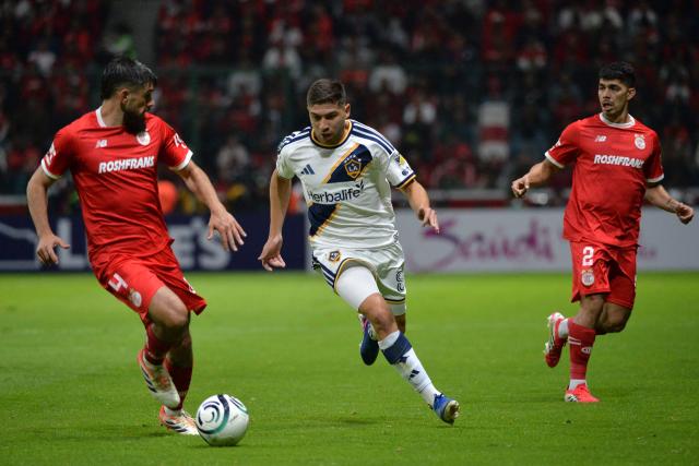 Toluca's Uruguayan defender #04 Bruno Mendez, LA Galaxy's Uruguayan midfielder #08 Lucas Sanabria, and Toluca's defender #02 Diego Barbosa fight for the ball during the CONCACAF Champions Cup quarterfinal football match between Mexico's Toluca and US' LA Galaxy, at the Nemesio Diez stadium in Toluca, state of Mexico, Mexico on April 9, 2026. (Photo by Mario VAZQUEZ / AFP)