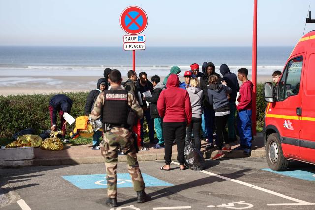 Rescue units handle victims after an attempt to cross the English Channel illegally turned tragic with several migrants found in cardiac arrest, in France's Pas-de-Calais northern coastal city of Equihen-Plage on April 9, 2026. Two men and two women died on April 9, 2026 morning whilst attempting to cross the English Channel illegally; they were ‘swept away’ by the currents off the coast of Equihen-Plage (Pas-de-Calais), announced Franзois-Xavier Lauch, the Prefect of Pas-de-Calais, at the scene. (Photo by Sameer AL-DOUMY / AFP)