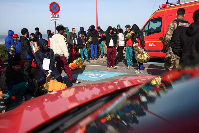 Rescue units handle victims after an attempt to cross the English Channel illegally turned tragic with several migrants found in cardiac arrest, in France's Pas-de-Calais northern coastal city of Equihen-Plage on April 9, 2026. Two men and two women died on April 9, 2026 morning whilst attempting to cross the English Channel illegally; they were ‘swept away’ by the currents off the coast of Equihen-Plage (Pas-de-Calais), announced Franзois-Xavier Lauch, the Prefect of Pas-de-Calais, at the scene. (Photo by Sameer AL-DOUMY / AFP)