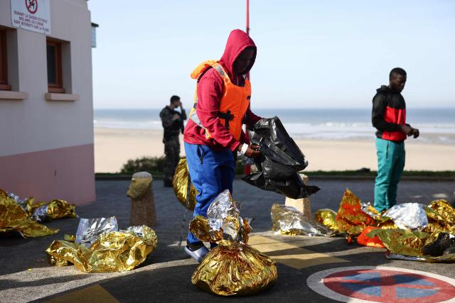 A man packs his belongings after an attempt to cross the English Channel illegally turned tragic with several migrants found in cardiac arrest, in France's Pas-de-Calais northern coastal city of Equihen-Plage on April 9, 2026. (Photo by Sameer AL-DOUMY / AFP)