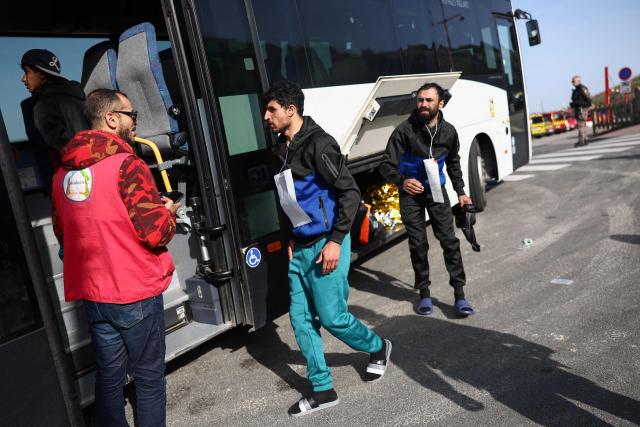 Victims board a bus to a reception and accommodation centre after an attempt to cross the English Channel illegally turned tragic with several migrants found in cardiac arrest, in France's Pas-de-Calais northern coastal city of Equihen-Plage on April 9, 2026. Two men and two women died on April 9, 2026 morning whilst attempting to cross the English Channel illegally; they were ‘swept away’ by the currents off the coast of Equihen-Plage (Pas-de-Calais), announced Franзois-Xavier Lauch, the Prefect of Pas-de-Calais, at the scene. (Photo by Sameer AL-DOUMY / AFP)