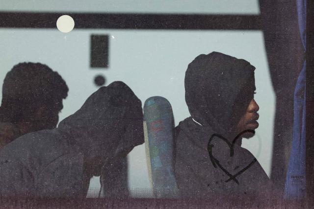 Victims board a bus to a reception and accommodation centre after an attempt to cross the English Channel illegally turned tragic with several migrants found in cardiac arrest, in France's Pas-de-Calais northern coastal city of Equihen-Plage on April 9, 2026. Two men and two women died on April 9, 2026 morning whilst attempting to cross the English Channel illegally; they were ‘swept away’ by the currents off the coast of Equihen-Plage (Pas-de-Calais), announced Franзois-Xavier Lauch, the Prefect of Pas-de-Calais, at the scene. (Photo by Sameer AL-DOUMY / AFP)
