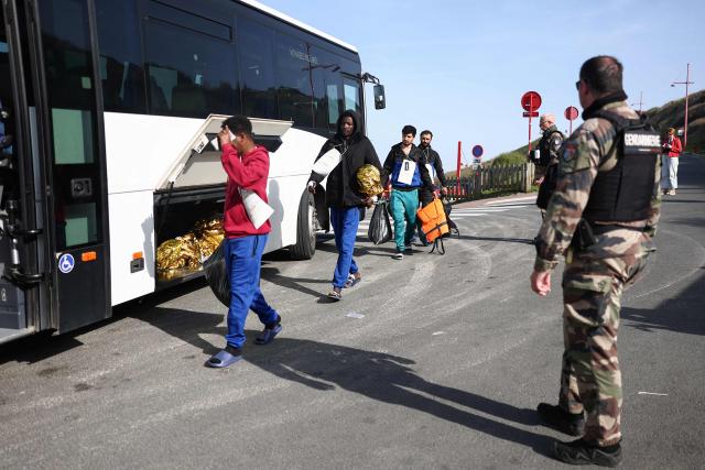 Victims board a bus to a reception and accommodation centre after an attempt to cross the English Channel illegally turned tragic with several migrants found in cardiac arrest, in France's Pas-de-Calais northern coastal city of Equihen-Plage on April 9, 2026. Two men and two women died on April 9, 2026 morning whilst attempting to cross the English Channel illegally; they were ‘swept away’ by the currents off the coast of Equihen-Plage (Pas-de-Calais), announced Franзois-Xavier Lauch, the Prefect of Pas-de-Calais, at the scene. (Photo by Sameer AL-DOUMY / AFP)