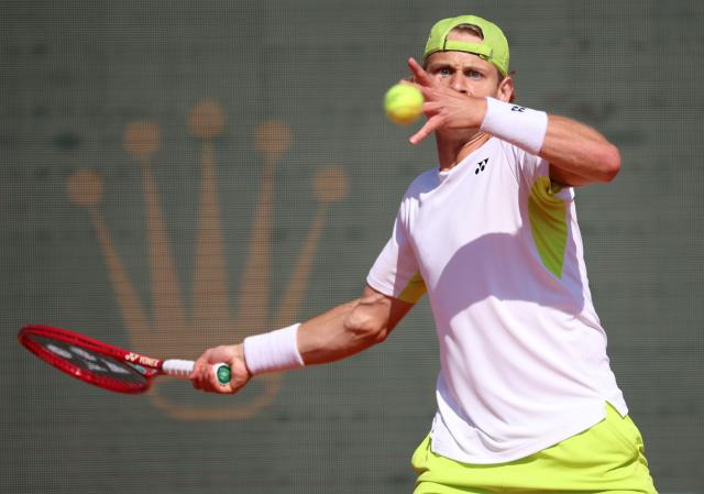 Belgium's Zizou Bergs plays a forehand return to Germany's Alexander Zverev during their Monte Carlo ATP Masters Series Tournament round of 16 tennis match on Court Rainier III at the Monte-Carlo Country Club in Roquebrune-Cap-Martin, south-eastern France on April 9, 2026. (Photo by Valery HACHE / AFP)