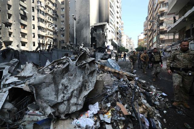 Lebanese army soldiers secure the site of an Israeli airstrike that targeted a building the day before in Beirut's Corniche al-Mazraa neighbourhood on April 9, 2026. Rescuers searched for survivors under the rubble of destroyed buildings in Beirut as Lebanon observed a day of mourning after Israeli strikes across the country killed more than 200. (Photo by Ibrahim AMRO / AFP)
