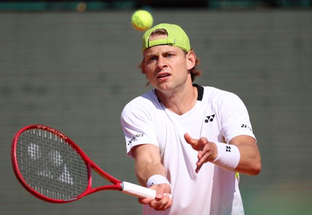 Belgium's Zizou Bergs plays a forehand return to Germany's Alexander Zverev during their Monte Carlo ATP Masters Series Tournament round of 16 tennis match on Court Rainier III at the Monte-Carlo Country Club in Roquebrune-Cap-Martin, south-eastern France on April 9, 2026. (Photo by Valery HACHE / AFP)