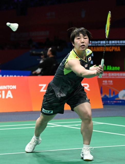 Akane Yamaguchi of Japan hits a return to Busanan Ongbamrungphan of Thailand during their women's single match at the Badminton Asia Championship in Ningbo, eastern China's Zhejiang province on April 9, 2026. (Photo by CN-STR / AFP) / China OUT