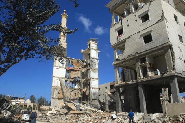 People inspect the site of an Israeli airstrike that targeted a religious Shiite complex the day before in the southern Lebanese coastal city of Sidon on April 9, 2026. Calls were mounting for the ceasefire between the US and Iran to be extended to Israel's war with Hezbollah, after a massive wave of Israeli strikes on Lebanon killed more than 200 people. (Photo by Mahmoud ZAYYAT / AFP)