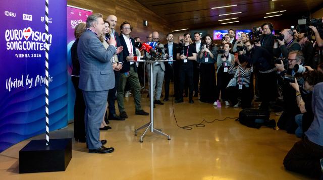 Vienna’s mayor Michael Ludwig (L) speaks at a press conference at the Eurovision Song Contest (ESC) venue at the Stadthalle in Vienna during a media tour on April 9, 2026. The Austrian capital Vienna will host the Eurovision Song Contest 2026 from May 12 to 16, 2026. (Photo by Joe Klamar / APA / AFP) / Austria OUT