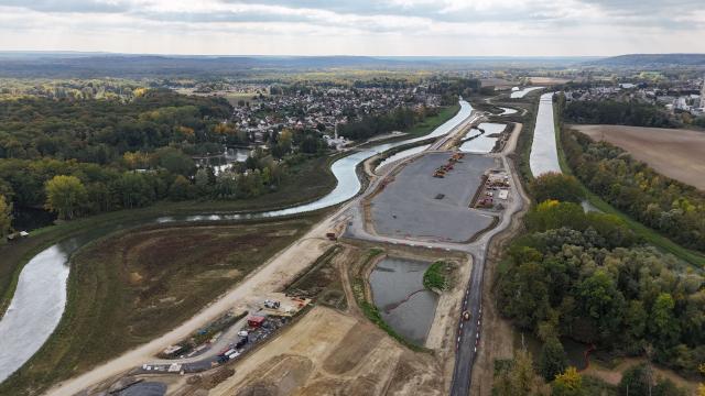 (FILES) An aerial photo taken on October 14, 2025 shows a view of the site of the future Montmacq lock on the Seine-Nord canal construction site. In a report to be published on April 5, 2026 the Cour des Comptes (Court of Audit) warns of a “significant drift” in the costs of the Seine-Nord Europe canal, a colossal project currently under construction, which in its view poses a “serious risk for the state. (Photo by Pierre BEAUVILLAIN / AFP)