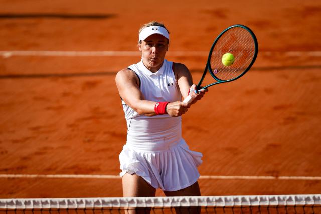 France's Leolia Jeanjean, playing with Kristina Mladenovic, returns the ball against Romania’s Ilinca Dalina Amariei and Carmen Andreea Herea during the Billie Jean King Cup  play-off women's doubles between France and Romania, at Oeiras on the outskirts of Lisbon, on April 9, 2026. (Photo by FILIPE AMORIM / AFP)