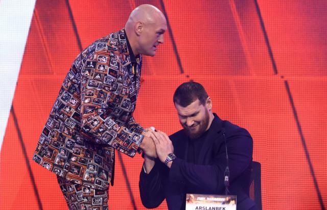 Britain's two-time former world heavyweight champion Tyson Fury shakes hands with Russia's Arslanbek Makhmudov during a press conference in central London on April 9, 2026, ahead of their heavyweight boxing match on April 11. (Photo by Toby Shepheard / AFP)