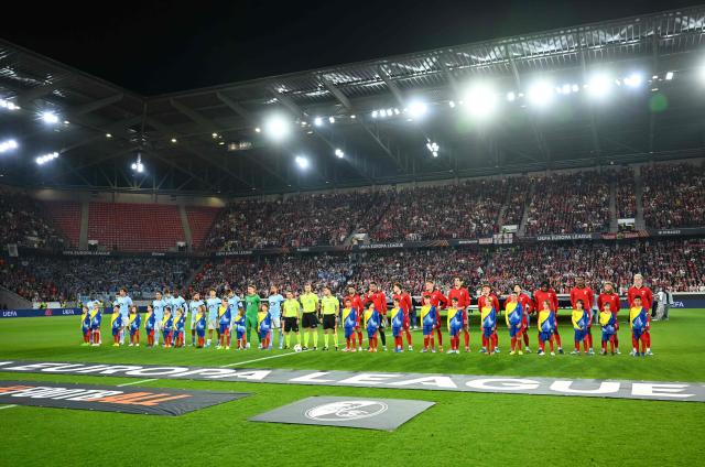 The teams stand lined up ahead the UEFA Europa League Quarter final First Leg football match between SC Freiburg and Celta Vigo in Freiburg, on April 9, 2026. (Photo by Silas STEIN / AFP)