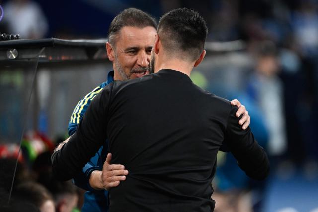 Nottingham Forest's Portuguese head coach Vítor Pereira (L) greets FC Porto's Italian coach Francesco Farioli before the UEFA Europa League quarter final first leg football match between FC Porto and Nottingham forest at Dragao Stadium in Porto, on April 9, 2026. (Photo by Miguel RIOPA / AFP)
