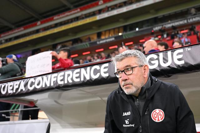 Mainz' Swiss head coach Urs Fischer looks on prior to the UEFA Europa Conference League quarter-final first leg football match between 1 FSV Mainz 05 and RC Strasbourg Alsace in Mainz, western Germany on April 9, 2026. (Photo by Kirill KUDRYAVTSEV / AFP)