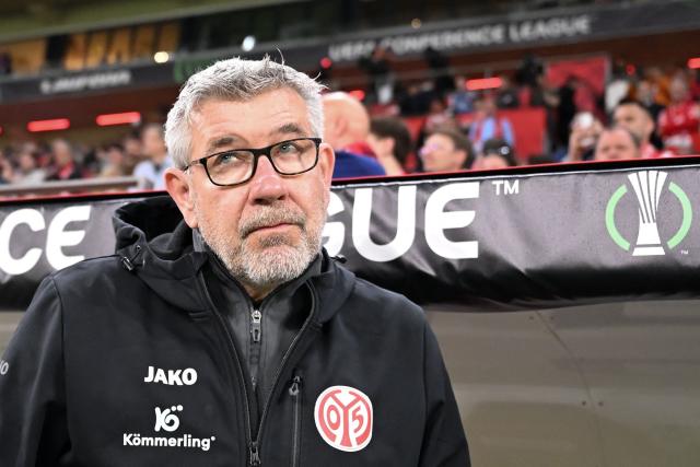 Mainz' Swiss head coach Urs Fischer looks on prior to the UEFA Europa Conference League quarter-final first leg football match between 1 FSV Mainz 05 and RC Strasbourg Alsace in Mainz, western Germany on April 9, 2026. (Photo by Kirill KUDRYAVTSEV / AFP)