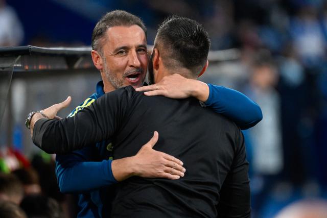 Nottingham Forest's Portuguese head coach Vítor Pereira (L) greets FC Porto's Italian coach Francesco Farioli before the UEFA Europa League quarter final first leg football match between FC Porto and Nottingham forest at Dragao Stadium in Porto, on April 9, 2026. (Photo by Miguel RIOPA / AFP)
