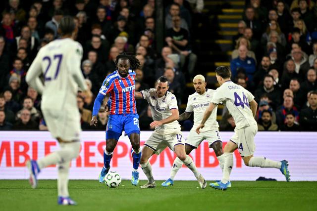 Crystal Palace's Ivorian striker #29 Evann Guessand battles for the ball with Fiorentina's English midfielder #17 Jack Harrison (C) during the UEFA Conference quarter final first-leg football match between Crystal Palace and ACF Fiorentina at Selhurst Park in London on April 9, 2026. (Photo by Ben STANSALL / AFP)