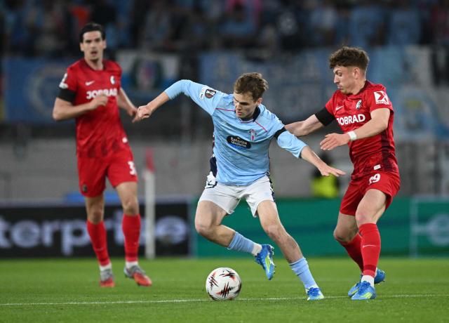 Celta Vigo's Swedish forward #19 Williot Swedberg (L) and SC Freiburg's German defender #29 Philipp Treu vie for the ball during the UEFA Europa League Quarter final First Leg football match between SC Freiburg and Celta Vigo in Freiburg, on April 9, 2026. (Photo by Silas STEIN / AFP)
