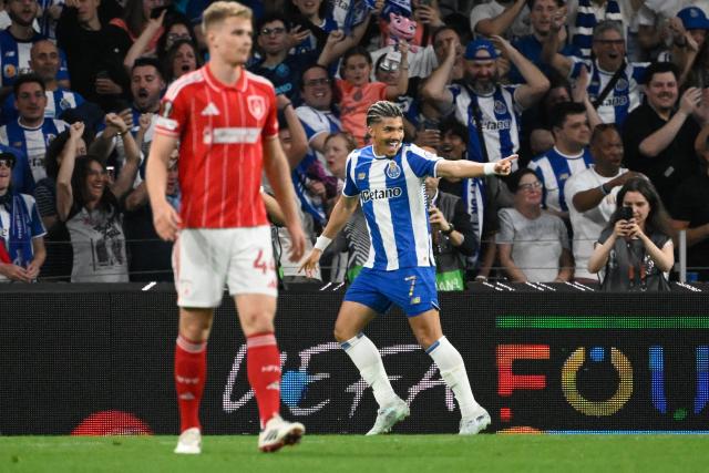 FC Porto's Brazilian forward #07 William Gomes (R) celebrates scoring his team's first goal during the UEFA Europa League quarter final first leg football match between FC Porto and Nottingham forest at Dragao Stadium in Porto, on April 9, 2026. (Photo by Miguel RIOPA / AFP)