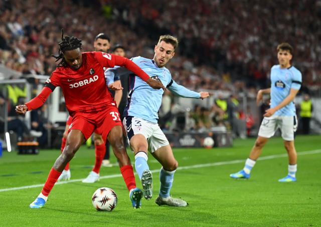 SC Freiburg's French defender #33 Jordy Makengo (L) and Celta Vigo's Spanish defender #03 Oscar Mingueza Garcia vie for the ball during the UEFA Europa League Quarter final First Leg football match between SC Freiburg and Celta Vigo in Freiburg, on April 9, 2026. (Photo by Silas STEIN / AFP)