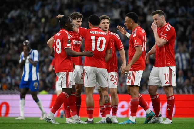 Nottingham Forest's players celebrate their team's first goal which was ruled as an own goal by Porto during the UEFA Europa League quarter final first leg football match between FC Porto and Nottingham forest at Dragao Stadium in Porto, on April 9, 2026. (Photo by Miguel RIOPA / AFP)