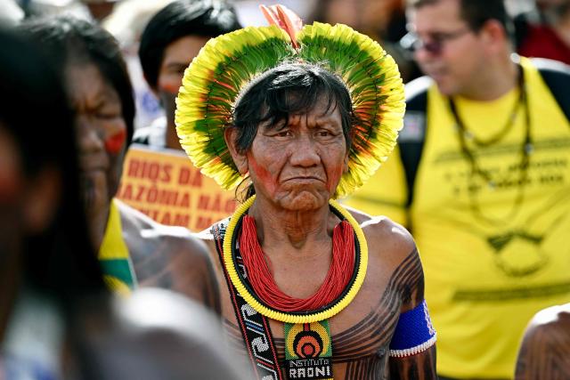 A Brazilian Indigenous man takes part in a protest march as part of the indigenous gathering Acampamento Terra Livre (Free Land Camp) in Brasilia, Brazil, on April 9, 2026. Around 7,000 indigenous people from several ethnic groups take part in the week-long protest to demand land rights, justice, and equal treatment. (Photo by Evaristo Sa / AFP)