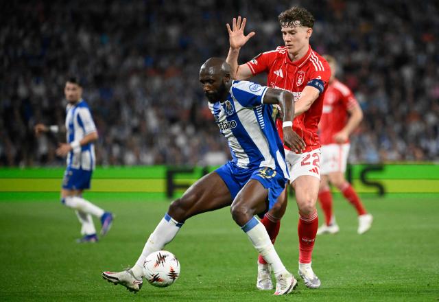 FC Porto's Ivorian midfielder #42 Seko Fofana (L) vies for the ball with Nottingham Forest's English midfielder #22 Ryan Yates during the UEFA Europa League quarter final first leg football match between FC Porto and Nottingham forest at Dragao Stadium in Porto, on April 9, 2026. (Photo by Miguel RIOPA / AFP)