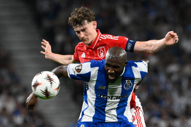 FC Porto's Ivorian midfielder #42 Seko Fofana (R) vies for the ball with Nottingham Forest's English midfielder #22 Ryan Yates during the UEFA Europa League quarter final first leg football match between FC Porto and Nottingham forest at Dragao Stadium in Porto, on April 9, 2026. (Photo by Miguel RIOPA / AFP)