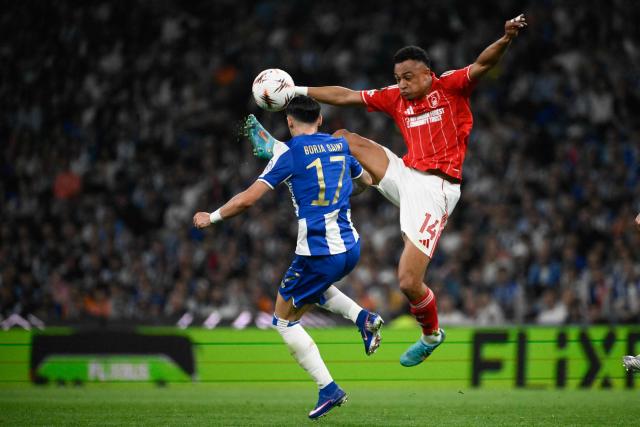 Nottingham Forest's Swiss midfielder #11 Dan Ndoye (R) is challenged for the ball by FC Porto's Spanish forward #17 Borja Sainz during the UEFA Europa League quarter final first leg football match between FC Porto and Nottingham forest at Dragao Stadium in Porto, on April 9, 2026. (Photo by Miguel RIOPA / AFP)