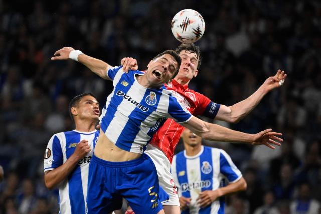 FC Porto's Polish defender #05 Jan Bednarek and Nottingham Forest's English midfielder #22 Ryan Yates (R) jump for a header during the UEFA Europa League quarter final first leg football match between FC Porto and Nottingham forest at Dragao Stadium in Porto, on April 9, 2026. (Photo by Miguel RIOPA / AFP)